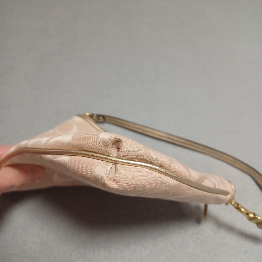 Vintage Coach Wristlet OS Pink Signature C Metallic Gold Trim Pleated Baguette - Picture 13 of 14
